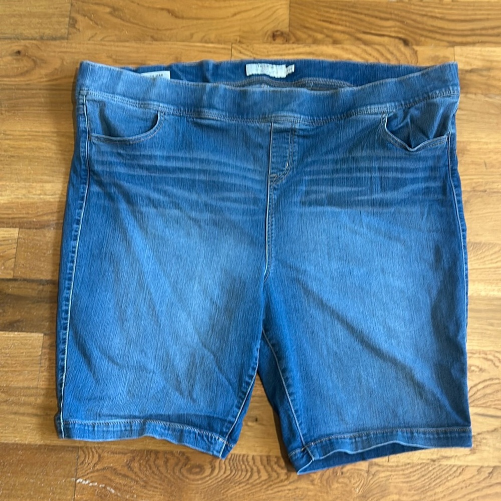 Torrid Lean Jean Pull On Shorts. Size 5